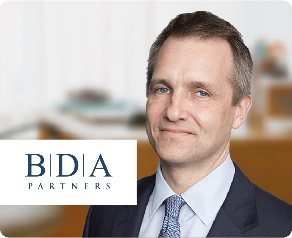 Bild eines Mannes neben dem Logo von BDA Partners