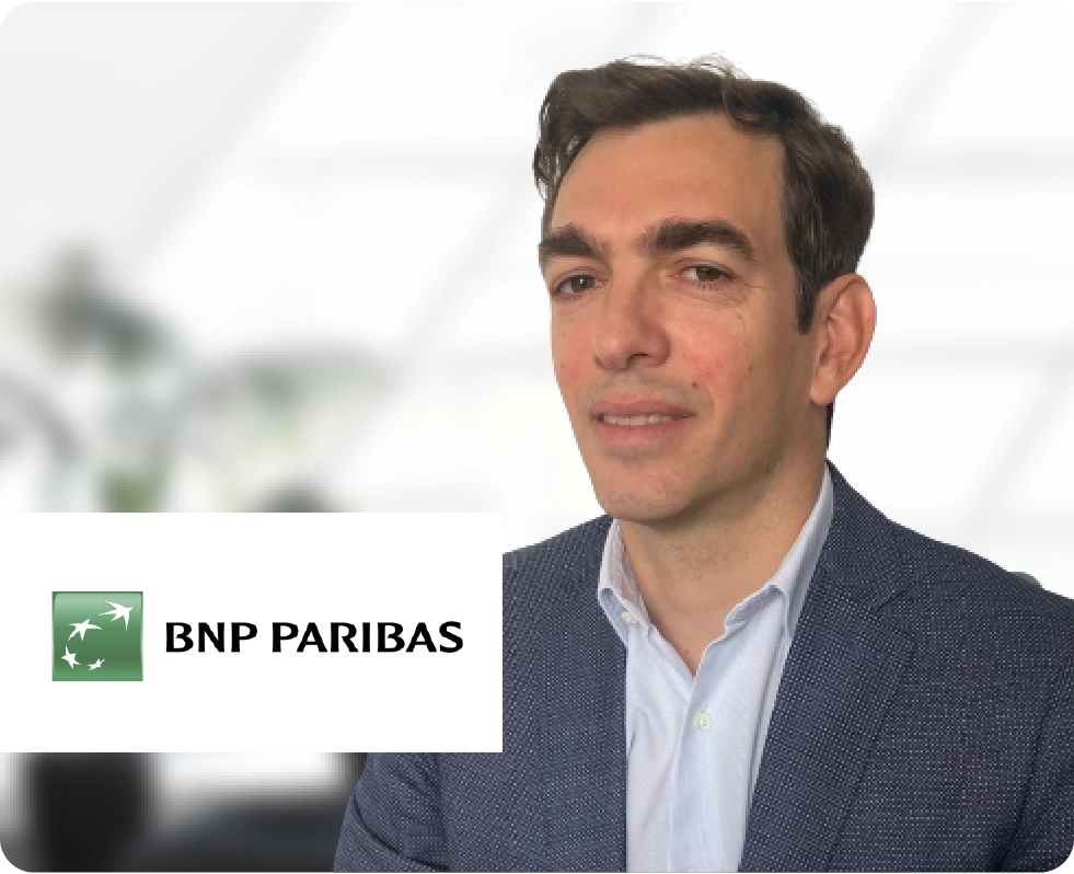 Photo d'un homme à côté du logo BNP Paribas