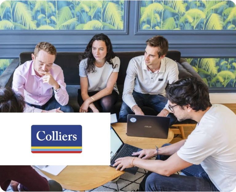 Eine Gruppe von Menschen versammelt sich um einige Computer. Das Logo von Colliers.