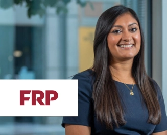 Photo d'une femme à côté du logo de FRP Advisory