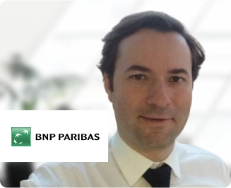 Photo d'un homme à côté du logo BNP Paribas