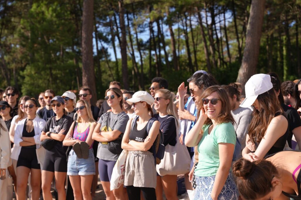 Un groupe d'UpSliders se tenant ensemble au soleil, certains souriant.