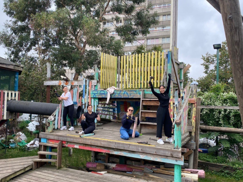 Un groupe d'employés de UpSlide construisant une aire de jeux dans le cadre d'une journée de bénévolat.