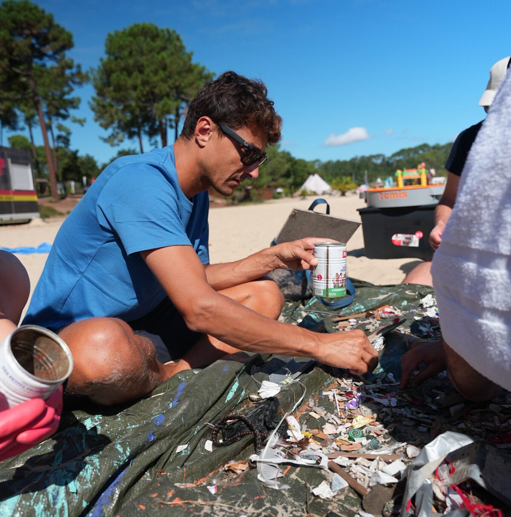 UpSlidePhilippe Chazalon, fondateur de la société, nettoie les déchets de la plage dans le cadre d&#039;une journée de bénévolat avec UpSlide.